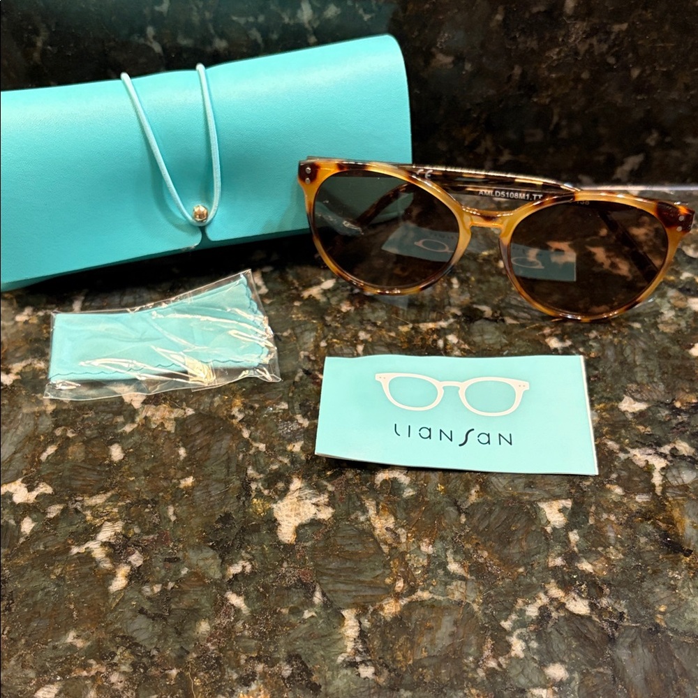 LIANSAN Tortoiseshell Sunglasses with Turquoise Case